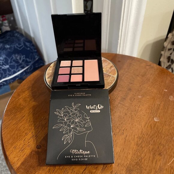 WHATS UP BEAUTY ~ Flirtique Eye & Cheek Palette - NIB DELUXE SAMPLE - Picture 1 of 2